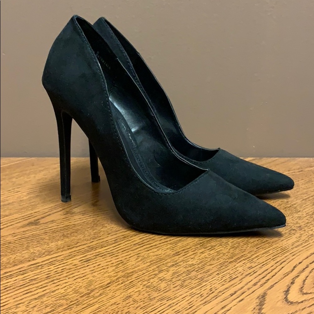Black stiletto pump